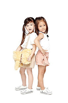 포토 JPG 스튜디오촬영 전신 외국인 해외기획촬영 라이프스타일 응시 2012년태국 여자 어린이라이프 어린이 인형 운동화 반바지 놀이 실내 서기 미소 웃음 들기 누끼 사람 소녀 두명 옆모습 친구 장난감 놀이용품 귀여움 우정 유치원 유치원생 곰인형 등맞대기 즐거움 인형놀이 여자만 어린이만 소녀만 국내포토 시선 교육 감정 뷰포인트 신발 컨셉 바지 관계 모션 표정 인종 내부 생활 오브젝트 파일형식