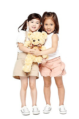 포토 JPG 스튜디오촬영 전신 외국인 해외기획촬영 라이프스타일 2012년태국 여자 어린이라이프 어린이 인형 운동화 반바지 놀이 실내 서기 미소 웃음 들기 누끼 사람 소녀 두명 앞모습 친구 장난감 놀이용품 귀여움 우정 유치원 유치원생 곰인형 즐거움 인형놀이 여자만 어린이만 소녀만 국내포토 교육 감정 뷰포인트 신발 컨셉 바지 관계 모션 표정 인종 내부 생활 오브젝트 파일형식