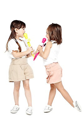 포토 JPG 스튜디오촬영 전신 외국인 해외기획촬영 라이프스타일 2012년태국 여자 어린이라이프 어린이 음악 운동화 노래 반바지 놀이 실내 서기 미소 웃음 들기 누끼 사람 소녀 두명 옆모습 친구 장난감 놀이용품 마주보기 모형 귀여움 유치원 유치원생 마이크 즐거움 여자만 어린이만 소녀만 국내포토 교육 감정 뷰포인트 음향기기 신발 컨셉 바지 관계 모션 문화예술 표정 인종 내부 생활 오브젝트 파일형식