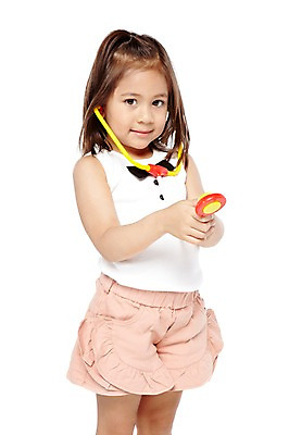 포토 JPG 스튜디오촬영 외국인 해외기획촬영 라이프스타일 2012년태국 여자 어린이라이프 어린이 반바지 청진기 놀이 실내 병원 한명 서기 미소 웃음 들기 누끼 사람 소녀 앞모습 장난감 놀이용품 귀여움 유치원 유치원생 진료 즐거움 병원놀이 역할 역할놀이 여자만 여자한명만 어린이만 소녀만 소녀한명만 국내포토 1 교육 감정 뷰포인트 컨셉 바지 의학 의료기기 모션 표정 인종 내부 생활 오브젝트 파일형식