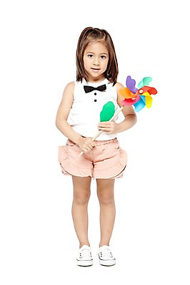 포토 JPG 스튜디오촬영 전신 외국인 해외기획촬영 라이프스타일 2012년태국 여자 어린이라이프 어린이 운동화 반바지 놀이 실내 한명 서기 들기 누끼 사람 소녀 앞모습 장난감 놀이용품 귀여움 유치원 유치원생 바람개비 즐거움 여자만 여자한명만 어린이만 소녀만 소녀한명만 국내포토 1 교육 감정 뷰포인트 신발 컨셉 바지 모션 인종 내부 생활 오브젝트 파일형식