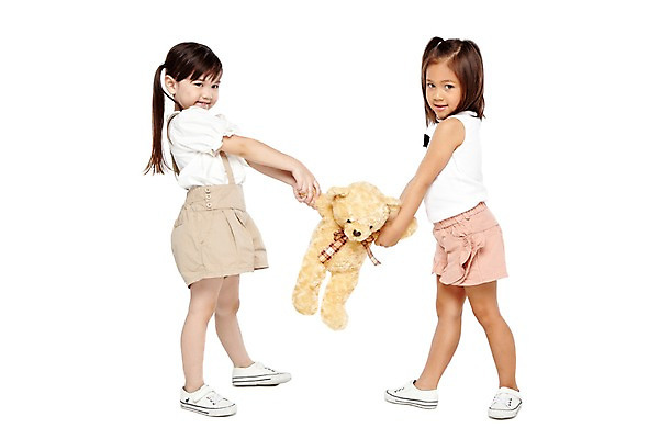 포토 JPG 스튜디오촬영 전신 외국인 해외기획촬영 라이프스타일 2012년태국 여자 어린이라이프 어린이 인형 운동화 반바지 놀이 실내 서기 미소 웃음 들기 누끼 사람 소녀 두명 옆모습 친구 장난감 놀이용품 마주보기 귀여움 우정 유치원 유치원생 곰인형 즐거움 인형놀이 여자만 어린이만 소녀만 국내포토 교육 감정 뷰포인트 신발 컨셉 바지 관계 모션 표정 인종 내부 생활 오브젝트 파일형식