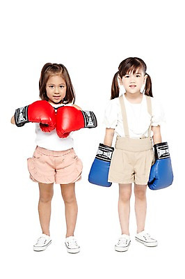 포토 JPG 스튜디오촬영 전신 외국인 해외기획촬영 라이프스타일 2012년태국 여자 어린이라이프 어린이 운동화 반바지 놀이 실내 서기 미소 웃음 누끼 사람 소녀 경기 두명 앞모습 친구 운동 귀여움 경쟁 권투 유치원 유치원생 글러브 글로브 권투글러브 즐거움 여자만 어린이만 소녀만 국내포토 교육 감정 스포츠용품 스포츠 뷰포인트 장갑 신발 컨셉 바지 관계 모션 표정 건강 인종 내부 생활 격투기 파일형식