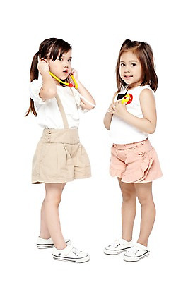 포토 JPG 스튜디오촬영 전신 외국인 해외기획촬영 라이프스타일 2012년태국 여자 어린이라이프 어린이 운동화 반바지 청진기 놀이 실내 병원 서기 미소 웃음 들기 누끼 사람 소녀 두명 옆모습 친구 장난감 놀이용품 마주보기 귀여움 유치원 유치원생 진료 즐거움 병원놀이 역할 역할놀이 여자만 어린이만 소녀만 국내포토 교육 감정 뷰포인트 신발 컨셉 바지 의학 관계 의료기기 모션 표정 인종 내부 생활 오브젝트 파일형식