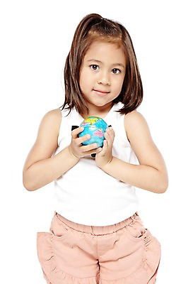 포토 JPG 스튜디오촬영 외국인 해외기획촬영 라이프스타일 2012년태국 여자 어린이라이프 지구 어린이 반바지 놀이 실내 한명 서기 들기 누끼 사람 소녀 앞모습 글로벌 지구본 놀이용품 모형 귀여움 유치원 유치원생 즐거움 여자만 여자한명만 어린이만 소녀만 소녀한명만 국내포토 1 교육 감정 뷰포인트 컨셉 바지 모션 인종 내부 생활 오브젝트 파일형식