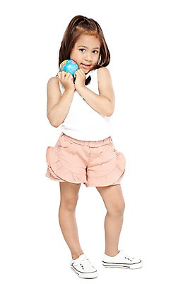 포토 JPG 스튜디오촬영 전신 외국인 해외기획촬영 라이프스타일 2012년태국 여자 어린이라이프 지구 어린이 운동화 반바지 놀이 실내 한명 서기 미소 웃음 들기 누끼 사람 소녀 앞모습 글로벌 지구본 놀이용품 모형 귀여움 유치원 유치원생 즐거움 여자만 여자한명만 어린이만 소녀만 소녀한명만 국내포토 1 교육 감정 뷰포인트 신발 컨셉 바지 모션 표정 인종 내부 생활 오브젝트 파일형식