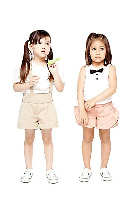 포토 JPG 스튜디오촬영 전신 외국인 해외기획촬영 라이프스타일 응시 2012년태국 여자 어린이라이프 어린이 운동화 반바지 놀이 실내 병원 주사기 서기 들기 누끼 사람 소녀 두명 앞모습 치료 친구 장난감 놀이용품 귀여움 유치원 유치원생 즐거움 병원놀이 역할 역할놀이 여자만 어린이만 소녀만 국내포토 시선 교육 감정 뷰포인트 신발 컨셉 바지 의학 관계 의료기기 모션 인종 내부 생활 오브젝트 파일형식