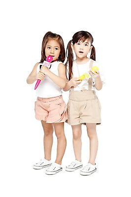 포토 JPG 스튜디오촬영 전신 외국인 해외기획촬영 라이프스타일 2012년태국 여자 어린이라이프 어린이 음악 운동화 노래 반바지 놀이 실내 서기 들기 누끼 사람 소녀 두명 앞모습 친구 장난감 놀이용품 모형 귀여움 유치원 유치원생 마이크 즐거움 여자만 어린이만 소녀만 국내포토 교육 감정 뷰포인트 음향기기 신발 컨셉 바지 관계 모션 문화예술 인종 내부 생활 오브젝트 파일형식