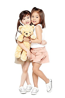 포토 JPG 스튜디오촬영 전신 외국인 해외기획촬영 라이프스타일 2012년태국 여자 어린이라이프 어린이 인형 운동화 반바지 안기 포옹 놀이 실내 서기 미소 웃음 들기 누끼 사람 소녀 두명 앞모습 친구 장난감 놀이용품 귀여움 우정 유치원 유치원생 곰인형 즐거움 인형놀이 여자만 어린이만 소녀만 국내포토 교육 감정 뷰포인트 신발 컨셉 바지 관계 모션 표정 인종 내부 생활 오브젝트 파일형식