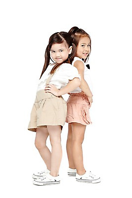 포토 JPG 스튜디오촬영 전신 외국인 해외기획촬영 라이프스타일 2012년태국 여자 어린이라이프 어린이 허리손 포즈 운동화 반바지 놀이 열쇠 실내 서기 미소 웃음 누끼 사람 소녀 두명 옆모습 친구 귀여움 유치원 유치원생 성장 등맞대기 비교 즐거움 키_신체 키재기 여자만 어린이만 소녀만 국내포토 교육 감정 뷰포인트 신발 컨셉 신체 바지 관계 모션 표정 인종 내부 생활 측정 파일형식