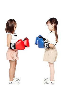 포토 JPG 스튜디오촬영 전신 외국인 해외기획촬영 라이프스타일 2012년태국 여자 어린이라이프 어린이 운동화 반바지 놀이 실내 서기 누끼 사람 소녀 경기 두명 옆모습 친구 운동 마주보기 귀여움 경쟁 권투 유치원 유치원생 글러브 글로브 권투글러브 즐거움 여자만 어린이만 소녀만 국내포토 교육 감정 스포츠용품 스포츠 뷰포인트 장갑 신발 컨셉 바지 관계 모션 건강 인종 내부 생활 격투기 파일형식