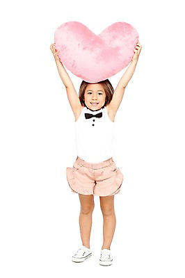 포토 JPG 스튜디오촬영 전신 외국인 해외기획촬영 라이프스타일 2012년태국 여자 어린이라이프 어린이 포즈 운동화 쿠션 반바지 놀이 실내 한명 서기 미소 웃음 들기 누끼 사람 소녀 앞모습 손들기 귀여움 유치원 유치원생 하트 즐거움 하트쿠션 머리위 여자만 여자한명만 어린이만 소녀만 소녀한명만 국내포토 모양 1 교육 감정 뷰포인트 신발 컨셉 바지 모션 표정 인종 내부 생활 파일형식