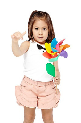 포토 JPG 스튜디오촬영 외국인 해외기획촬영 라이프스타일 2012년태국 여자 어린이라이프 어린이 반바지 놀이 실내 한명 서기 들기 누끼 사람 소녀 앞모습 장난감 놀이용품 귀여움 유치원 유치원생 바람개비 즐거움 여자만 여자한명만 어린이만 소녀만 소녀한명만 국내포토 1 교육 감정 뷰포인트 컨셉 바지 모션 인종 내부 생활 오브젝트 파일형식