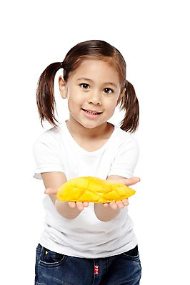 포토 JPG 스튜디오촬영 외국인 해외기획촬영 라이프스타일 웰빙 2012년태국 여자 어린이라이프 어린이 음식 과일 자연 양갈래머리 실내 건강 한명 서기 미소 웃음 들기 누끼 사람 소녀 상반신 앞모습 농작물 귀여움 환경 유치원 유치원생 반팔티셔츠 청바지 신선 열대과일 친환경 유기농 망고 여자만 여자한명만 어린이만 소녀만 소녀한명만 국내포토 1 헤어스타일 교육 뷰포인트 컨셉 티셔츠 농업 바지 모션 표정 인종 내부 생활 생태계 파일형식