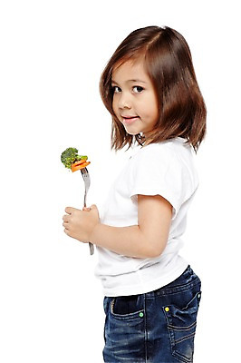 포토 JPG 스튜디오촬영 외국인 해외기획촬영 라이프스타일 웰빙 2012년태국 여자 어린이라이프 어린이 음식 포크 채소 자연 실내 건강 한명 서기 미소 웃음 들기 누끼 사람 소녀 옆모습 귀여움 환경 유치원 유치원생 당근 반팔티셔츠 청바지 브로콜리 먹기 친환경 유기농 채식 편식 여자만 여자한명만 어린이만 소녀만 소녀한명만 국내포토 1 식기 교육 뷰포인트 컨셉 티셔츠 바지 모션 뿌리채소 표정 인종 내부 생활 생태계 식생활 파일형식