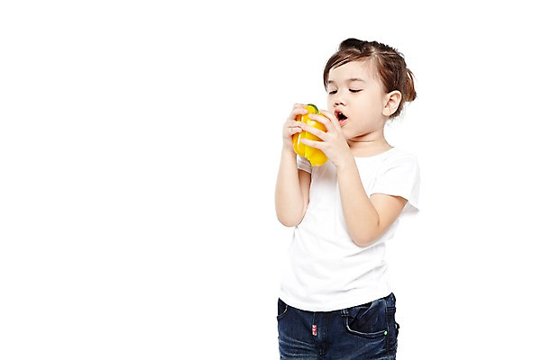 포토 JPG 스튜디오촬영 외국인 해외기획촬영 라이프스타일 웰빙 2012년태국 여자 어린이라이프 어린이 음식 채소 자연 파프리카 실내 건강 한명 서기 들기 누끼 사람 소녀 상반신 앞모습 농작물 귀여움 환경 유치원 유치원생 반팔티셔츠 청바지 신선 친환경 유기농 채식 여자만 여자한명만 어린이만 소녀만 소녀한명만 국내포토 1 교육 뷰포인트 컨셉 티셔츠 농업 바지 모션 인종 내부 생활 생태계 파일형식