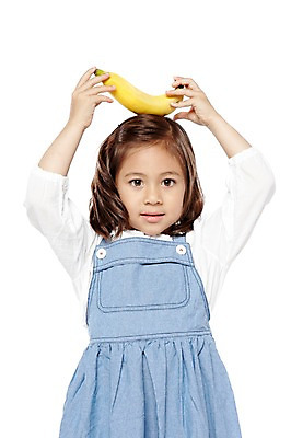 포토 JPG 스튜디오촬영 외국인 해외기획촬영 라이프스타일 웰빙 2012년태국 원피스 여자 어린이라이프 어린이 음식 포즈 과일 자연 바나나 실내 건강 한명 들기 누끼 사람 소녀 상반신 앞모습 농작물 치마 손들기 귀여움 환경 유치원 유치원생 신선 열대과일 친환경 유기농 머리위 여자만 여자한명만 어린이만 소녀만 소녀한명만 국내포토 1 옷 교육 뷰포인트 컨셉 농업 모션 하의 인종 내부 생활 생태계 파일형식