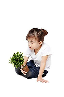 포토 JPG 스튜디오촬영 전신 외국인 나무 식물 해외기획촬영 라이프스타일 웰빙 2012년태국 여자 어린이라이프 화분 어린이 자연 실내 한명 들기 누끼 사람 앉기 소녀 옆모습 귀여움 환경 유치원 유치원생 반팔티셔츠 청바지 친환경 유기농 원예 여자만 여자한명만 어린이만 소녀만 소녀한명만 국내포토 1 교육 뷰포인트 컨셉 티셔츠 바지 모션 인종 취미 내부 생활 생태계 파일형식