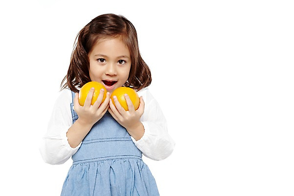 포토 JPG 스튜디오촬영 외국인 해외기획촬영 라이프스타일 웰빙 2012년태국 원피스 여자 어린이라이프 어린이 음식 오렌지 과일 자연 실내 건강 한명 미소 웃음 들기 누끼 사람 소녀 상반신 앞모습 농작물 치마 귀여움 환경 유치원 유치원생 신선 친환경 유기농 여자만 여자한명만 어린이만 소녀만 소녀한명만 국내포토 1 옷 교육 뷰포인트 컨셉 농업 모션 하의 표정 인종 내부 생활 생태계 파일형식