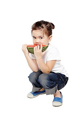 포토 JPG 스튜디오촬영 전신 외국인 해외기획촬영 라이프스타일 웰빙 2012년태국 여자 어린이라이프 어린이 음식 과일 자연 여름음식 수박 실내 건강 한명 들기 누끼 사람 앉기 소녀 앞모습 농작물 귀여움 환경 유치원 유치원생 반팔티셔츠 청바지 먹기 친환경 유기농 여자만 여자한명만 어린이만 소녀만 소녀한명만 제철음식 제철과일 국내포토 1 교육 뷰포인트 컨셉 티셔츠 농업 바지 모션 인종 내부 생활 생태계 제철 파일형식 여름_계절