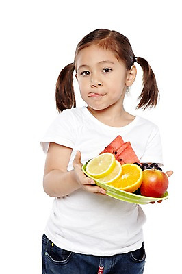 포토 JPG 스튜디오촬영 외국인 해외기획촬영 라이프스타일 접시 웰빙 2012년태국 여자 어린이라이프 어린이 음식 오렌지 과일 자연 양갈래머리 포도 여름음식 수박 실내 건강 한명 서기 들기 누끼 사람 소녀 상반신 앞모습 농작물 귀여움 환경 유치원 유치원생 반팔티셔츠 청바지 신선 사과 친환경 유기농 메롱 상큼 여자만 여자한명만 어린이만 소녀만 소녀한명만 제철음식 제철과일 국내포토 1 헤어스타일 식기 교육 뷰포인트 컨셉 티셔츠 농업 바지 모션 인종 내부 생활 생태계 제철 파일형식 여름_계절