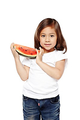 포토 JPG 스튜디오촬영 외국인 해외기획촬영 라이프스타일 웰빙 2012년태국 여자 어린이라이프 어린이 음식 과일 자연 여름음식 수박 실내 건강 한명 서기 들기 누끼 사람 소녀 상반신 앞모습 농작물 귀여움 환경 유치원 유치원생 반팔티셔츠 청바지 먹기 친환경 유기농 여자만 여자한명만 어린이만 소녀만 소녀한명만 제철음식 제철과일 국내포토 1 교육 뷰포인트 컨셉 티셔츠 농업 바지 모션 인종 내부 생활 생태계 제철 파일형식 여름_계절
