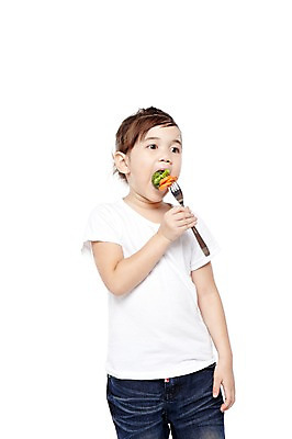 포토 JPG 스튜디오촬영 외국인 해외기획촬영 라이프스타일 웰빙 2012년태국 여자 어린이라이프 어린이 음식 포크 채소 자연 실내 건강 한명 서기 들기 누끼 사람 소녀 앞모습 귀여움 환경 유치원 유치원생 당근 반팔티셔츠 청바지 브로콜리 먹기 친환경 유기농 채식 편식 여자만 여자한명만 어린이만 소녀만 소녀한명만 국내포토 1 식기 교육 뷰포인트 컨셉 티셔츠 바지 모션 뿌리채소 인종 내부 생활 생태계 식생활 파일형식