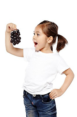 포토 JPG 스튜디오촬영 외국인 해외기획촬영 라이프스타일 웰빙 2012년태국 여자 어린이라이프 어린이 음식 과일 자연 양갈래머리 포도 실내 건강 입벌림 한명 서기 들기 누끼 사람 소녀 상반신 옆모습 농작물 귀여움 환경 유치원 유치원생 반팔티셔츠 청바지 신선 먹기 친환경 유기농 여자만 여자한명만 어린이만 소녀만 소녀한명만 국내포토 1 헤어스타일 교육 뷰포인트 컨셉 티셔츠 농업 바지 모션 표정 인종 내부 생활 생태계 파일형식