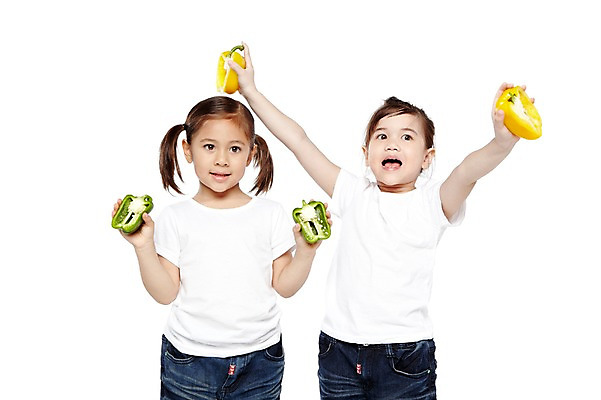 포토 JPG 스튜디오촬영 외국인 해외기획촬영 라이프스타일 웰빙 2012년태국 여자 어린이라이프 어린이 음식 채소 자연 단면 파프리카 실내 건강 서기 들기 누끼 사람 소녀 상반신 두명 앞모습 친구 농작물 귀여움 환경 유치원 유치원생 반팔티셔츠 청바지 신선 친환경 유기농 채식 여자만 어린이만 소녀만 국내포토 교육 뷰포인트 컨셉 티셔츠 농업 바지 관계 모션 인종 내부 생활 생태계 파일형식