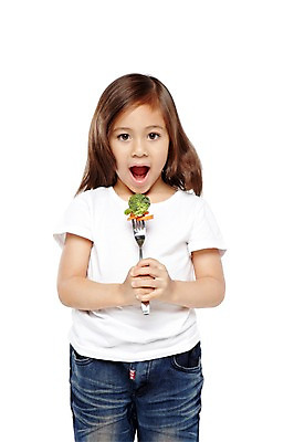 포토 JPG 스튜디오촬영 외국인 해외기획촬영 라이프스타일 웰빙 2012년태국 여자 어린이라이프 어린이 음식 포크 채소 자연 실내 건강 입벌림 한명 서기 들기 누끼 사람 소녀 앞모습 귀여움 환경 유치원 유치원생 당근 반팔티셔츠 청바지 브로콜리 먹기 친환경 유기농 채식 편식 여자만 여자한명만 어린이만 소녀만 소녀한명만 국내포토 1 식기 교육 뷰포인트 컨셉 티셔츠 바지 모션 뿌리채소 표정 인종 내부 생활 생태계 식생활 파일형식