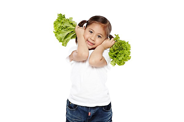 포토 JPG 스튜디오촬영 외국인 해외기획촬영 라이프스타일 웰빙 2012년태국 여자 어린이라이프 어린이 음식 포즈 채소 자연 양갈래머리 실내 건강 한명 서기 미소 웃음 들기 누끼 사람 소녀 상반신 앞모습 농작물 귀여움 환경 유치원 유치원생 반팔티셔츠 청바지 신선 상추 친환경 유기농 채식 여자만 여자한명만 어린이만 소녀만 소녀한명만 국내포토 1 헤어스타일 교육 뷰포인트 컨셉 티셔츠 농업 바지 모션 표정 인종 내부 생활 생태계 파일형식