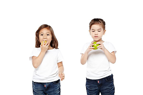 포토 JPG 스튜디오촬영 외국인 해외기획촬영 라이프스타일 웰빙 2012년태국 여자 어린이라이프 어린이 음식 과일 자연 실내 건강 서기 들기 누끼 사람 소녀 상반신 두명 앞모습 친구 농작물 귀여움 환경 유치원 유치원생 반팔티셔츠 청바지 신선 사과 먹기 친환경 유기농 청사과 여자만 어린이만 소녀만 국내포토 교육 뷰포인트 컨셉 티셔츠 농업 바지 관계 모션 인종 내부 생활 생태계 파일형식