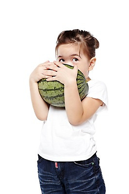 포토 JPG 스튜디오촬영 외국인 해외기획촬영 라이프스타일 웰빙 응시 2012년태국 여자 어린이라이프 어린이 음식 과일 자연 여름음식 수박 실내 건강 한명 서기 들기 누끼 사람 소녀 상반신 앞모습 농작물 귀여움 환경 유치원 유치원생 반팔티셔츠 청바지 먹기 친환경 유기농 욕심 여자만 여자한명만 어린이만 소녀만 소녀한명만 제철음식 제철과일 국내포토 1 시선 교육 뷰포인트 컨셉 티셔츠 농업 바지 모션 인종 내부 생활 생태계 제철 파일형식 여름_계절