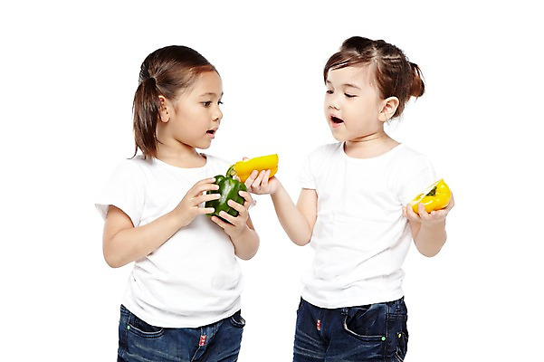 포토 JPG 스튜디오촬영 외국인 해외기획촬영 라이프스타일 웰빙 2012년태국 여자 어린이라이프 어린이 음식 채소 자연 파프리카 실내 건강 서기 들기 누끼 사람 소녀 상반신 두명 앞모습 친구 농작물 귀여움 환경 유치원 유치원생 반팔티셔츠 청바지 신선 비교 친환경 유기농 채식 여자만 어린이만 소녀만 국내포토 교육 뷰포인트 컨셉 티셔츠 농업 바지 관계 모션 인종 내부 생활 생태계 파일형식