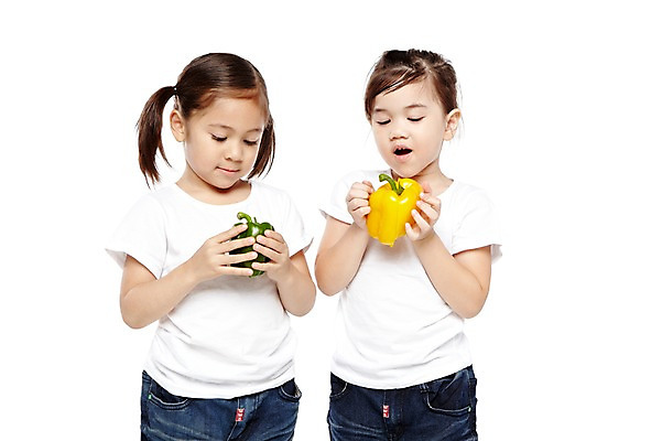 포토 JPG 스튜디오촬영 외국인 해외기획촬영 라이프스타일 웰빙 2012년태국 여자 어린이라이프 어린이 음식 채소 자연 파프리카 실내 건강 서기 들기 누끼 사람 소녀 상반신 두명 앞모습 친구 농작물 귀여움 환경 유치원 유치원생 반팔티셔츠 청바지 신선 친환경 유기농 채식 여자만 어린이만 소녀만 국내포토 교육 뷰포인트 컨셉 티셔츠 농업 바지 관계 모션 인종 내부 생활 생태계 파일형식