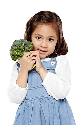 포토 JPG 스튜디오촬영 외국인 해외기획촬영 라이프스타일 웰빙 2012년태국 원피스 여자 어린이라이프 어린이 음식 채소 자연 실내 건강 한명 미소 웃음 들기 누끼 사람 소녀 상반신 앞모습 농작물 치마 귀여움 환경 유치원 유치원생 신선 브로콜리 친환경 유기농 채식 여자만 여자한명만 어린이만 소녀만 소녀한명만 국내포토 1 옷 교육 뷰포인트 컨셉 농업 모션 하의 표정 인종 내부 생활 생태계 파일형식