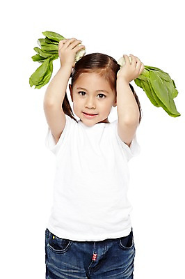 포토 JPG 스튜디오촬영 외국인 해외기획촬영 라이프스타일 웰빙 2012년태국 여자 어린이라이프 어린이 음식 포즈 채소 자연 양갈래머리 실내 건강 한명 서기 미소 웃음 들기 누끼 사람 소녀 상반신 앞모습 농작물 손들기 귀여움 환경 유치원 유치원생 반팔티셔츠 청바지 신선 친환경 유기농 채식 청경채 여자만 여자한명만 어린이만 소녀만 소녀한명만 국내포토 1 헤어스타일 교육 뷰포인트 컨셉 티셔츠 농업 바지 모션 표정 인종 내부 생활 생태계 파일형식