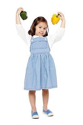 포토 JPG 스튜디오촬영 전신 외국인 해외기획촬영 라이프스타일 웰빙 2012년태국 원피스 여자 어린이라이프 어린이 음식 포즈 채소 자연 파프리카 실내 건강 한명 서기 들기 누끼 사람 소녀 앞모습 농작물 치마 손들기 귀여움 환경 유치원 유치원생 신선 친환경 유기농 채식 여자만 여자한명만 어린이만 소녀만 소녀한명만 국내포토 1 옷 교육 뷰포인트 컨셉 농업 모션 하의 인종 내부 생활 생태계 파일형식