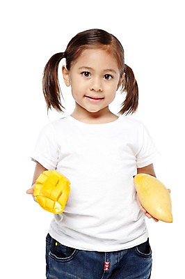 포토 JPG 스튜디오촬영 외국인 해외기획촬영 라이프스타일 웰빙 2012년태국 여자 어린이라이프 어린이 음식 과일 자연 양갈래머리 실내 건강 한명 서기 미소 웃음 들기 누끼 사람 소녀 상반신 앞모습 농작물 귀여움 환경 유치원 유치원생 반팔티셔츠 청바지 신선 열대과일 친환경 유기농 망고 여자만 여자한명만 어린이만 소녀만 소녀한명만 국내포토 1 헤어스타일 교육 뷰포인트 컨셉 티셔츠 농업 바지 모션 표정 인종 내부 생활 생태계 파일형식