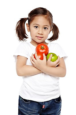 포토 JPG 스튜디오촬영 외국인 해외기획촬영 라이프스타일 웰빙 2012년태국 여자 어린이라이프 어린이 음식 토마토 채소 과일 자연 양갈래머리 실내 건강 한명 서기 들기 누끼 사람 소녀 상반신 앞모습 농작물 귀여움 환경 유치원 유치원생 반팔티셔츠 청바지 신선 사과 친환경 유기농 청사과 여자만 여자한명만 어린이만 소녀만 소녀한명만 국내포토 1 헤어스타일 교육 뷰포인트 컨셉 티셔츠 농업 바지 모션 인종 내부 생활 생태계 파일형식