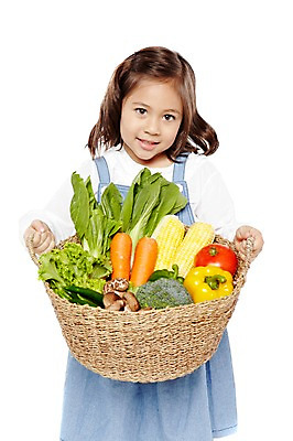 포토 JPG 스튜디오촬영 외국인 해외기획촬영 라이프스타일 웰빙 2012년태국 원피스 여자 어린이라이프 어린이 음식 다수 토마토 채소 자연 고추 파프리카 실내 건강 옥수수 한명 서기 미소 웃음 들기 누끼 사람 소녀 앞모습 농작물 치마 바구니 귀여움 환경 버섯 유치원 유치원생 당근 신선 상추 브로콜리 친환경 유기농 채식 청경채 여자만 여자한명만 어린이만 소녀만 소녀한명만 국내포토 1 옷 교육 뷰포인트 컨셉 농업 모션 하의 곡류 뿌리채소 표정 인종 내부 생활 생태계 파일형식