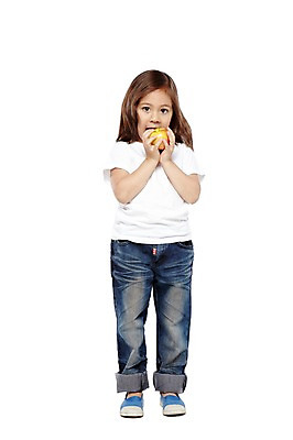 포토 JPG 스튜디오촬영 전신 외국인 해외기획촬영 라이프스타일 웰빙 2012년태국 여자 어린이라이프 어린이 음식 과일 자연 실내 건강 한명 서기 들기 누끼 사람 소녀 앞모습 농작물 귀여움 환경 유치원 유치원생 반팔티셔츠 청바지 신선 사과 먹기 친환경 유기농 여자만 여자한명만 어린이만 소녀만 소녀한명만 국내포토 1 교육 뷰포인트 컨셉 티셔츠 농업 바지 모션 인종 내부 생활 생태계 파일형식