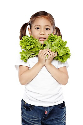 포토 JPG 스튜디오촬영 외국인 해외기획촬영 라이프스타일 웰빙 2012년태국 여자 어린이라이프 어린이 음식 채소 자연 양갈래머리 실내 건강 한명 서기 미소 웃음 들기 누끼 사람 소녀 상반신 앞모습 농작물 귀여움 환경 유치원 유치원생 반팔티셔츠 청바지 신선 상추 친환경 유기농 채식 여자만 여자한명만 어린이만 소녀만 소녀한명만 국내포토 1 헤어스타일 교육 뷰포인트 컨셉 티셔츠 농업 바지 모션 표정 인종 내부 생활 생태계 파일형식