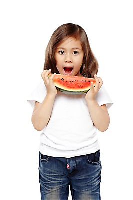 포토 JPG 스튜디오촬영 외국인 해외기획촬영 라이프스타일 웰빙 2012년태국 여자 어린이라이프 어린이 음식 과일 자연 여름음식 수박 실내 건강 한명 서기 들기 누끼 사람 소녀 상반신 앞모습 농작물 귀여움 환경 유치원 유치원생 반팔티셔츠 청바지 먹기 친환경 유기농 여자만 여자한명만 어린이만 소녀만 소녀한명만 제철음식 제철과일 국내포토 1 교육 뷰포인트 컨셉 티셔츠 농업 바지 모션 인종 내부 생활 생태계 제철 파일형식 여름_계절