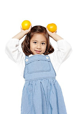 포토 JPG 스튜디오촬영 외국인 해외기획촬영 라이프스타일 웰빙 2012년태국 원피스 여자 어린이라이프 어린이 음식 포즈 오렌지 과일 자연 실내 건강 한명 미소 웃음 들기 누끼 사람 소녀 상반신 앞모습 농작물 치마 손들기 귀여움 환경 유치원 유치원생 신선 친환경 유기농 여자만 여자한명만 어린이만 소녀만 소녀한명만 국내포토 1 옷 교육 뷰포인트 컨셉 농업 모션 하의 표정 인종 내부 생활 생태계 파일형식