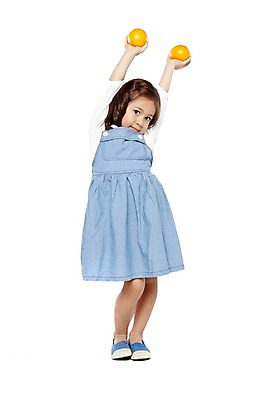 포토 JPG 스튜디오촬영 전신 외국인 해외기획촬영 라이프스타일 웰빙 2012년태국 원피스 여자 어린이라이프 어린이 음식 포즈 오렌지 과일 자연 실내 건강 한명 서기 들기 누끼 사람 소녀 앞모습 농작물 치마 손들기 귀여움 환경 유치원 유치원생 신선 친환경 유기농 여자만 여자한명만 어린이만 소녀만 소녀한명만 국내포토 1 옷 교육 뷰포인트 컨셉 농업 모션 하의 인종 내부 생활 생태계 파일형식