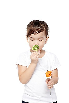 포토 JPG 스튜디오촬영 외국인 해외기획촬영 라이프스타일 웰빙 2012년태국 여자 어린이라이프 어린이 음식 포크 채소 자연 실내 건강 한명 들기 누끼 사람 소녀 상반신 앞모습 귀여움 환경 눈감음 유치원 유치원생 당근 반팔티셔츠 브로콜리 먹기 친환경 유기농 채식 향기 냄새 편식 여자만 여자한명만 어린이만 소녀만 소녀한명만 국내포토 1 식기 교육 뷰포인트 컨셉 티셔츠 모션 뿌리채소 인종 내부 생활 생태계 식생활 파일형식