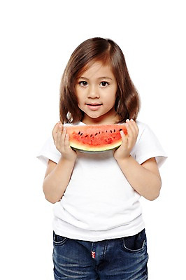 포토 JPG 스튜디오촬영 외국인 해외기획촬영 라이프스타일 웰빙 2012년태국 여자 어린이라이프 어린이 음식 과일 자연 여름음식 수박 실내 건강 한명 서기 미소 웃음 들기 누끼 사람 소녀 상반신 앞모습 농작물 귀여움 환경 유치원 유치원생 반팔티셔츠 청바지 먹기 친환경 유기농 여자만 여자한명만 어린이만 소녀만 소녀한명만 제철음식 제철과일 국내포토 1 교육 뷰포인트 컨셉 티셔츠 농업 바지 모션 표정 인종 내부 생활 생태계 제철 파일형식 여름_계절