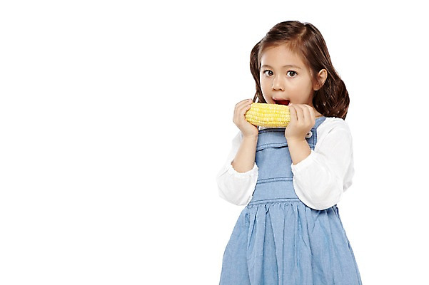 포토 JPG 스튜디오촬영 외국인 해외기획촬영 라이프스타일 웰빙 2012년태국 원피스 여자 어린이라이프 어린이 음식 자연 곡류 실내 건강 옥수수 한명 들기 누끼 사람 소녀 상반신 앞모습 농작물 치마 귀여움 환경 유치원 유치원생 먹기 친환경 유기농 여자만 여자한명만 어린이만 소녀만 소녀한명만 국내포토 1 옷 교육 뷰포인트 컨셉 농업 모션 하의 인종 내부 생활 생태계 파일형식