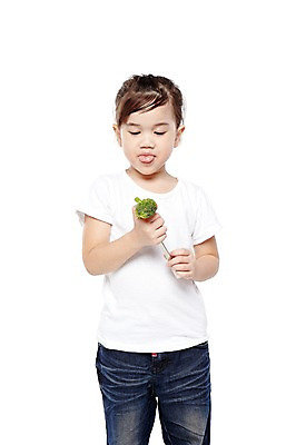 포토 JPG 스튜디오촬영 외국인 해외기획촬영 라이프스타일 웰빙 2012년태국 여자 어린이라이프 어린이 음식 포크 채소 자연 실내 건강 한명 서기 들기 누끼 사람 소녀 앞모습 귀여움 환경 유치원 유치원생 당근 반팔티셔츠 청바지 브로콜리 먹기 친환경 유기농 채식 메롱 편식 여자만 여자한명만 어린이만 소녀만 소녀한명만 국내포토 1 식기 교육 뷰포인트 컨셉 티셔츠 바지 모션 뿌리채소 인종 내부 생활 생태계 식생활 파일형식